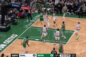 来了！塔图姆信手一抛助奎塔空接双手暴扣 回归第一次助攻 配图