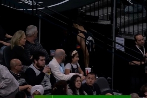 虚惊一场！首节未结束文班亚马突然返回更衣室 已经回到场边 配图