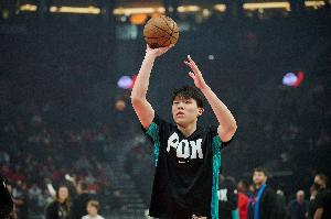 要注意球的保护！杨瀚森篮板推进被对手身后断球 配图