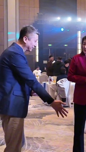 郭士强抢断教学:那个球碰到了 他运球幅度太大正好运我手上 配图