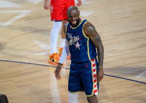 解说：詹姆斯若想打肯定还想要5200万年薪 哪支球队给得起呢？ 配图