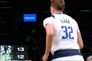 仙人指路！米德尔顿单臂炮弹长传 弗拉格快下接球轻松打中 配图