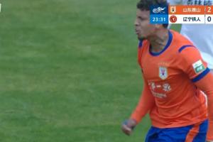 非常不满！克雷桑连续过人后被对方伸腿绊倒，裁判未吹犯规 配图