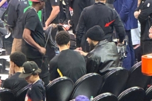 行动如常！狄龙随球队一起出席今日对阵鹈鹕比赛 便装坐在板凳席 配图