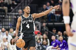 米奇：福克斯末节完全接管了比赛 他在这方面简直是怪兽级的表现 配图