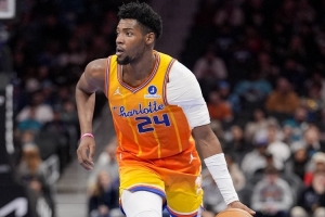 越打越好！米勒半场出战15分钟 9中6&三分3中2砍19分7板4助2断 配图