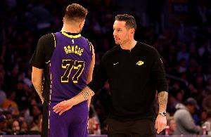 避免第16次技犯!雷迪克打趣:东契奇今晚和裁判进行了愉快的对话 配图