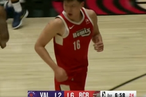 很自信！杨瀚森高位拿球 果断出手中投稳稳命中 配图