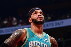 小桥:通常也就打勇士&湖人&尼克斯有球迷 现在打开拓者都有人看 配图