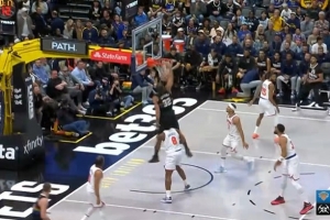 回归首球！阿隆·戈登接球直冲内线 起飞送上暴扣打停对手 配图