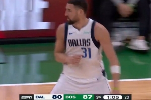 手感火热！克莱反跑接球 速射三分再度洞穿篮心 配图