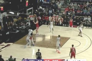 明显是给杨瀚森设计的战术！混音一个漂亮的战术配合送小杨扣空篮 配图