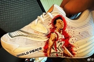 赵继伟全明星正赛球鞋！两只鞋上有他代表国家队的两个DIY形象 配图