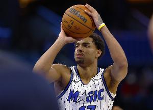 要花！杰特·霍华德三分命中 魔术客场领先森林狼20分 配图