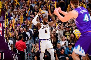 弗莱:詹姆斯打球不是为了赢球或者总冠军 而是成为GOAT! 配图