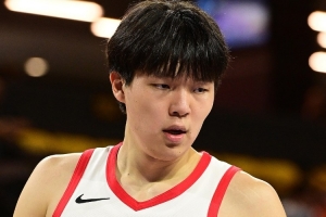 被吐槽只聊杨瀚森？解说：没小杨你都看不到这场球 不要本末倒置 配图