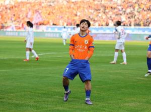 进球后双手插兜庆祝,谢文能赛后笑谈庆祝动作:好玩 配图