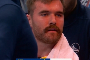 生涯首个恶犯！斯潘塞追防以赛亚·乔直接打到后者面部倒地 配图