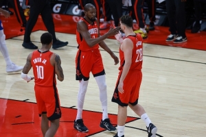 KD疑似使用小号评论队友！小托马斯：用小号不可取 直接说更好 配图