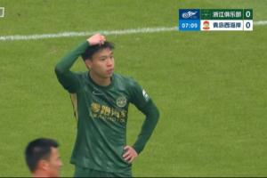 李昊力拒王钰栋！王钰栋晃开防守低射，李昊倒地扑救力保球门不失 配图