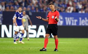 加拉塔萨雷VS利物浦裁判：西班牙裁判组执法，主裁判曼萨诺 配图