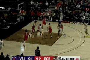 毫不畏惧！杨瀚森身背5犯仍积极补防 被肘到面部造成对手进攻犯规 配图