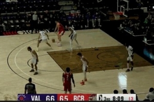 干就完事了！杨瀚森清空一侧背身单打 对抗后转身打板上篮反超！ 配图