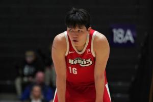 可圈可点！杨瀚森及时调整2中0后6中5 半场11分6板3助1断！ 配图