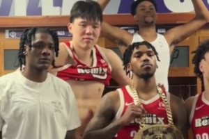 杨瀚森秀了一把腹肌！混音队赛后在更衣室庆祝胜利 配图