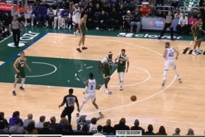 别太离谱了！贝利弧顶横穿直接越过两名队友扔出界失误 配图