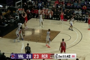 灵活跑位！杨瀚森借队友掩护绕到篮下接球单臂劈扣 配图