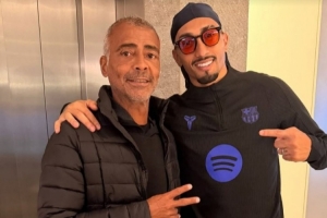 拉菲尼亚社媒晒与巴西传奇球星罗马里奥合影：很高兴与你相遇！ 配图