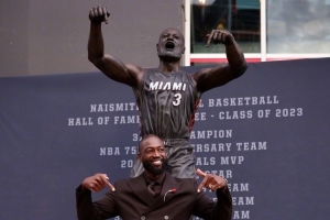 韦德谈雕像争议：从泥塑到铜制成品差异很大 乔丹的也不像 配图