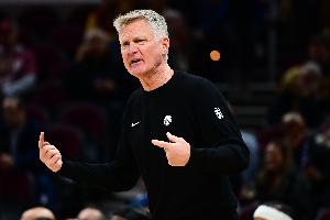 解说:虽有功勋篮球这个软肋 但仍无碍科尔稳居联盟最强教练之一 配图