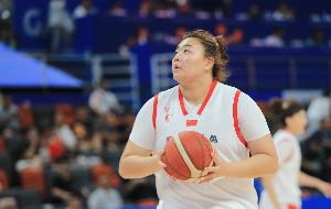 双塔发挥！刘禹彤&张子宇合计12投8中 合砍19分7篮板 配图