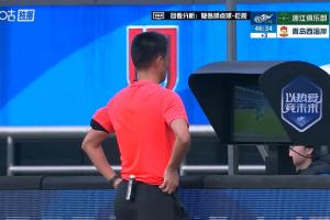 没有点球！托利奇禁区倒地，VAR提醒主裁回看，主裁认定非点球 配图