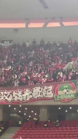 历史恩怨！做客海港的河南球迷高喊：XX徐根宝 配图