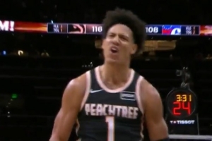 霸气侧漏！杰伦·约翰逊强突乌布雷 顶着两人双手滑翔暴扣！ 配图