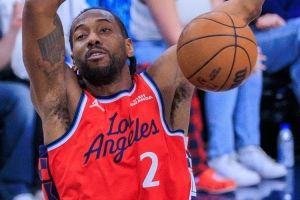 追到个位数了！伦纳德弧顶转身到篮下双手暴扣&反击跟进再扣 配图