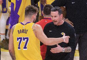 雷迪克：东契奇能限制持球人 他是最好的侧翼防守篮板手之一 配图