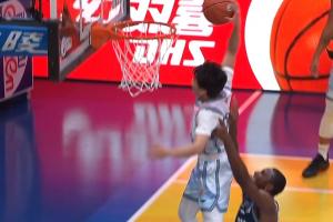 完成心愿！迪亚洛助一臂之力 徐杰单臂劈扣得手！ 配图