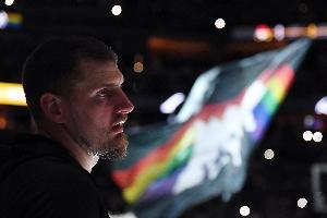 去年今天：约基奇砍下30+20+20超豪华三双 NBA历史第一人！ 配图