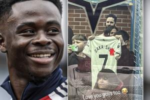 对手球迷举“萨卡垃圾”球衣，萨卡赛后晒照回复：我也爱你们 配图