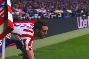 吉梅内斯将鸽子抱出比赛场地,全场球迷为他送上掌声 配图