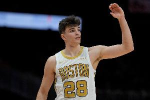 杰伦·布朗：冈萨雷斯让我想起很多自己当年的样子 运动能力很棒 配图