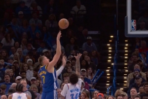 金州唯一高塔！波尔津吉斯高举高打 转身跳投打板进筐 配图