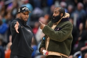 骑士不惧伤病&替补阵容深厚又能打！哈登真没打过这么富裕的仗 配图