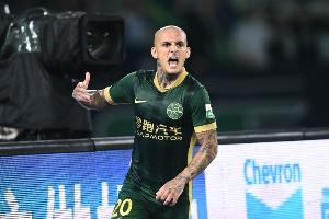 热议米特里策半场传射：实在是太厉害了，踢中超感觉像玩儿一样 配图