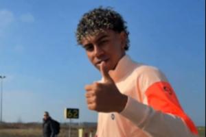 看来上课没偷懒亚马尔抵达纽卡斯尔后调侃：我现在只说英语 配图