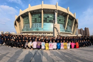 上海申花特邀上海高中足球联赛女足队伍和申花上体女足观看揭幕战 配图